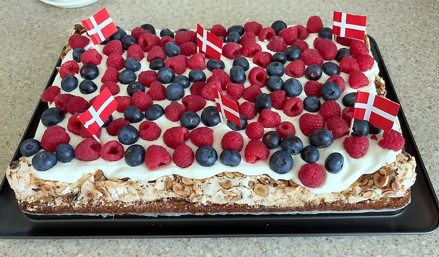 Marengskage med bær